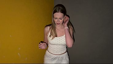A Vizinha Novinha Faz Boquete No Hall Por Dinheiro E Leva Uma Surra