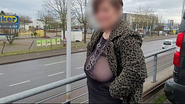 Coroa Mostra Os Peitos Grandes Por Baixo Da Blusa Fina Na Rua