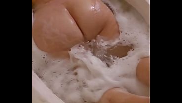 Garota Gordinha De Bundão Grande Tomando Banho Sozinha