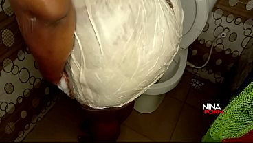 Gata Negra Rebola No Banheiro E Vizinho Invade Para Comer