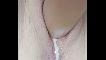 Naughtyhotkitten brincando de forma safada e provocante na cama