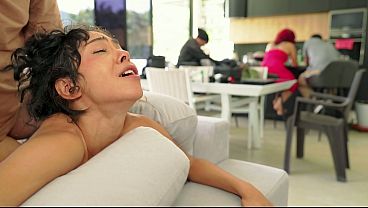 Novinha Latina Faz Sexo Escondido No Sofá Com Paixão Real