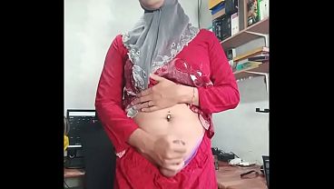 Travestis com hijab se masturbam e gozam intensamente juntas