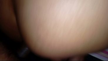 Vizinhas Casadas Adoram Sexo Anal Intenso Na Cama Macia